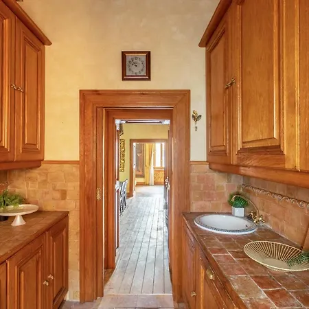 Iflat Golden Gem In Trevi Rome