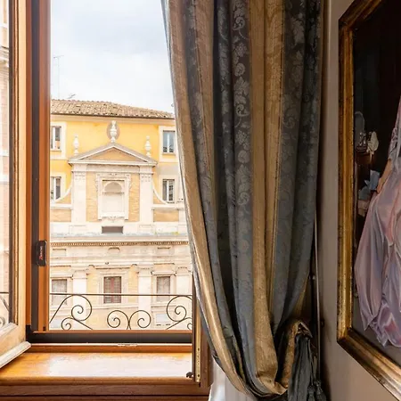 Iflat Golden Gem In Trevi Rome